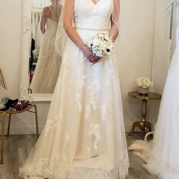 Stella York wedding gown - brand new, never worn - Picture 7 of 11